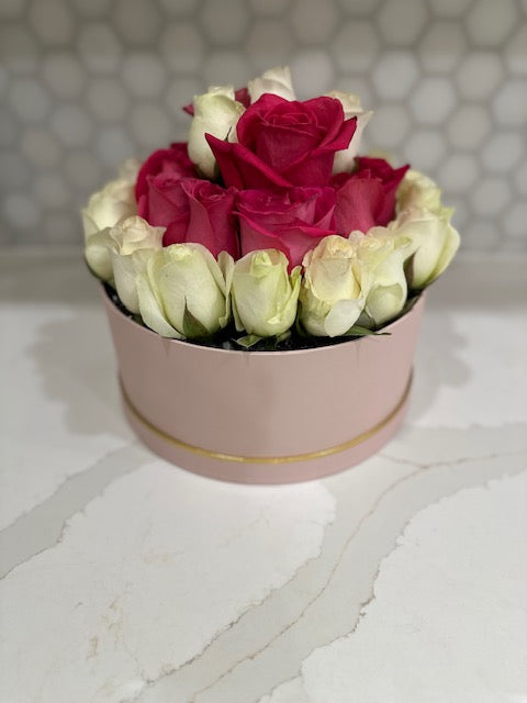 33 Roses in Luxury Round Box – Élégance Rouge & Blanc